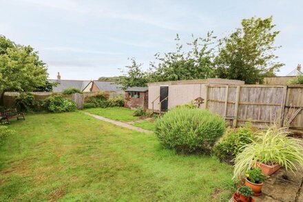 6 HEYTESBURY ROAD, family friendly, with a garden in Yarmouth