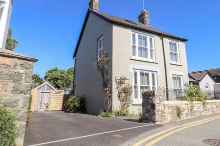 MORAWEL, family friendly, with open fire in Newport, Pembrokeshire