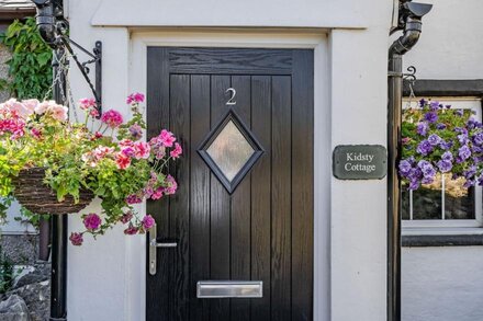 KIDSTY COTTAGE, pet friendly, character holiday cottage in Shap