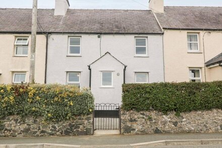 3 GREEN TERRACE, family friendly, with open fire in Newborough