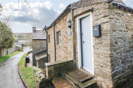 HOBSON'S COTTAGE, pet friendly, with a garden in Reeth