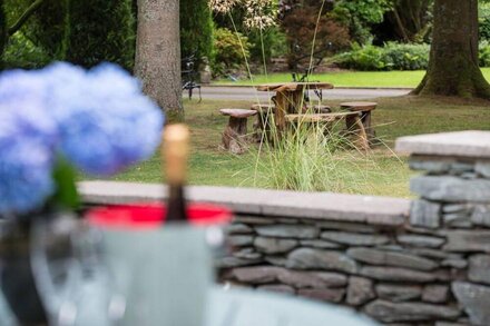 WATERHEAD COTTAGE, with a garden in Troutbeck Bridge