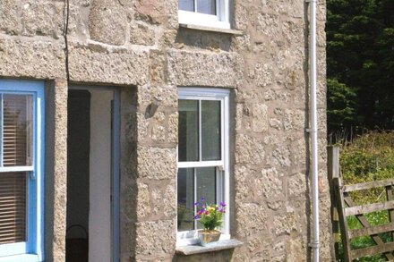 Cosy 2 bed cottage, parking 10m away, 1 mile from Mousehole and beach