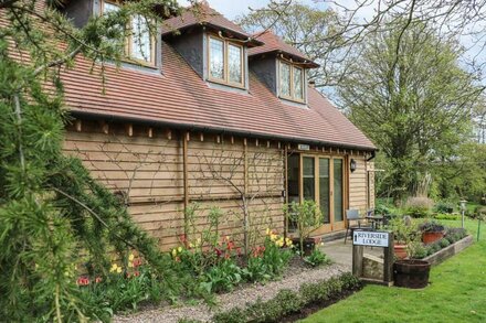 RIVERSIDE LODGE, with a garden in Cuckney