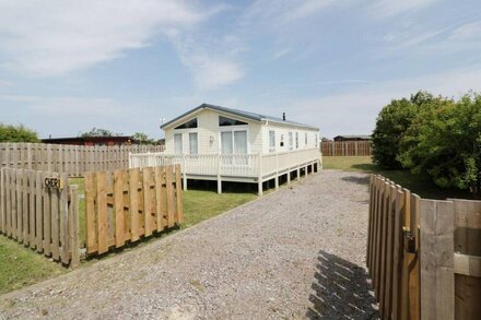 CHERI, country holiday cottage, with a garden in Southerness