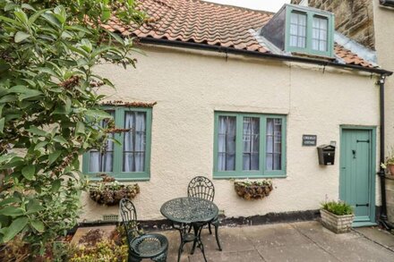 CHOLMLEY COTTAGE, pet friendly, character holiday cottage in Ruswarp