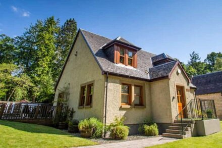 Bonnie Banks Cottage - Sleeps 6 - sleeps 6 guests  in 3 bedrooms