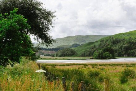 Beautiful 1 bedroom chalet with loch and lambing meadow views