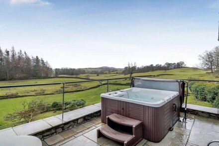 ACORN, with hot tub in Bowness-On-Windermere