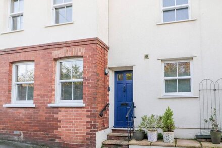 5 EXE STREET, pet friendly, character holiday cottage in Topsham