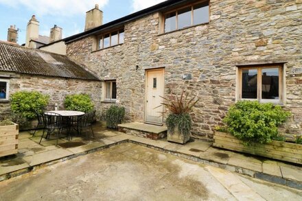 OLD ARMOURY BARN, character holiday cottage in Ashburton