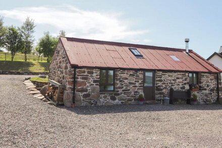 THE WEE BARN, pet friendly, with open fire in Dundonnell