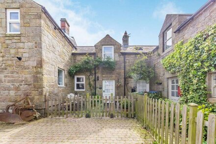 BRIAR COTTAGE, with open fire in Edlingham