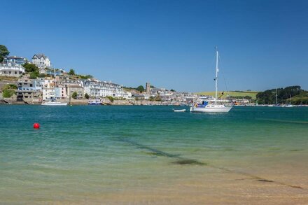 35 THE SALCOMBE, country holiday cottage, with pool in Salcombe