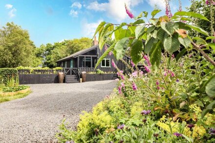 BWTHYN CERRIDWEN, pet friendly, with hot tub in Llanfair Caereinion