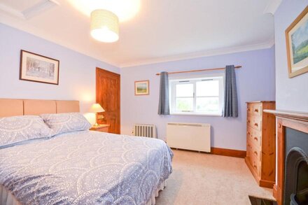 The Bays -  a cottage that sleeps 5 guests  in 2 bedrooms