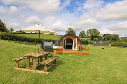 SEREN, romantic, with hot tub in Llandrindod Wells