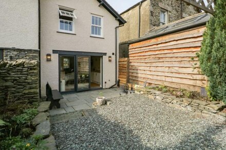 HUGILL COTTAGE, pet friendly, with open fire in Staveley