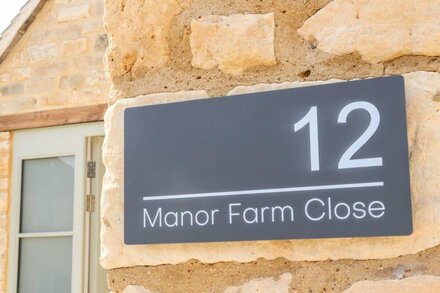 12 MANOR FARM CLOSE, family friendly, with open fire in Kingham