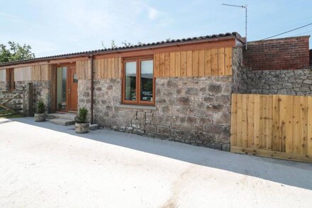 THE OLD COW SHED, romantic, country holiday cottage in Banwell