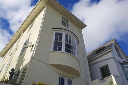 BALMORAL HOUSE, pet friendly, with a garden in Dartmouth