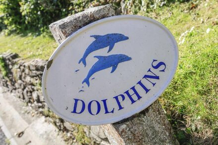 DOLPHINS, family friendly, country holiday cottage in Salcombe