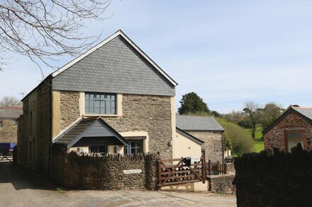 LITTLE COTTON FARMHOUSE, pet friendly, with a garden in Dartmouth