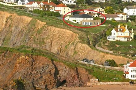 2 SEA GARDENS, family friendly, country holiday cottage in Hope Cove