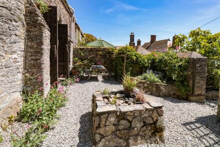 2 EASTON BARN, pet friendly, with a garden in Bigbury