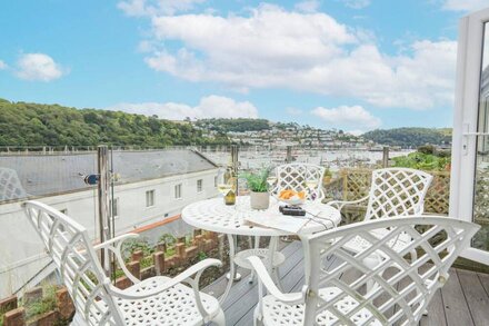 MIDDLE WATCH, family friendly, with a garden in Dartmouth