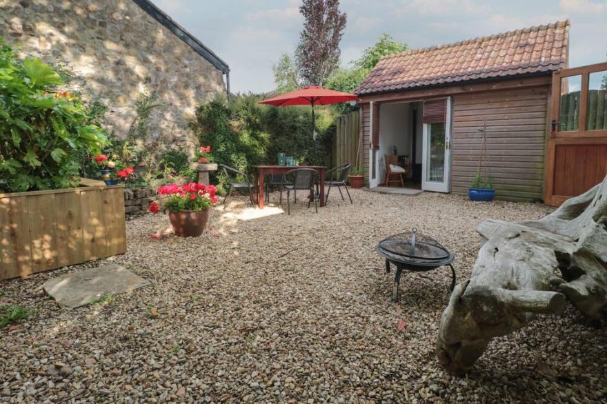 WREATH GREEN ANNEXE, pet friendly, with open fire in Tatworth