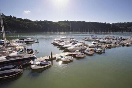 22 DART MARINA, family friendly, luxury holiday cottage in Dartmouth