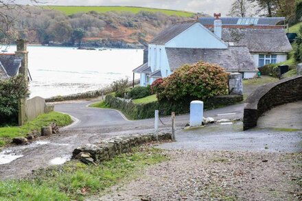 3 MOULT FARM COTTAGE, pet friendly, with a garden in Salcombe