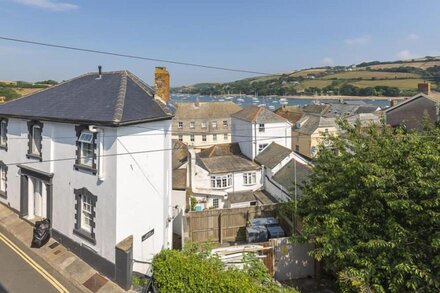 3 CHURCH HILL HOUSE, family friendly in Salcombe