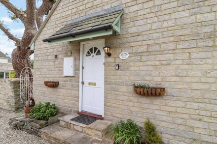 STRAW COTTAGE, romantic, with a garden in Cricklade