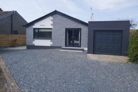 The Surf House modern bungalow  a stones throw from Widemouth Bay Beach, Bude