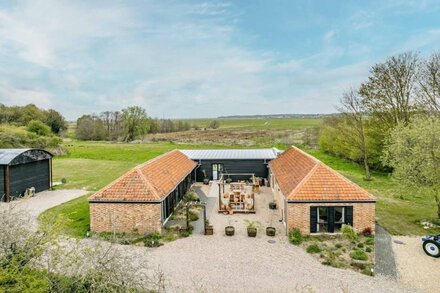 Willow Barn | Luxury Holiday Barn Conversion | Hot Tub