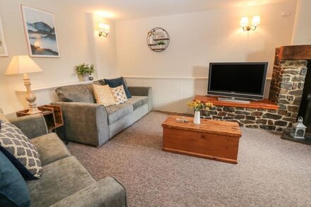 BEECHCROFT COTTAGE, pet friendly, with open fire in South Molton