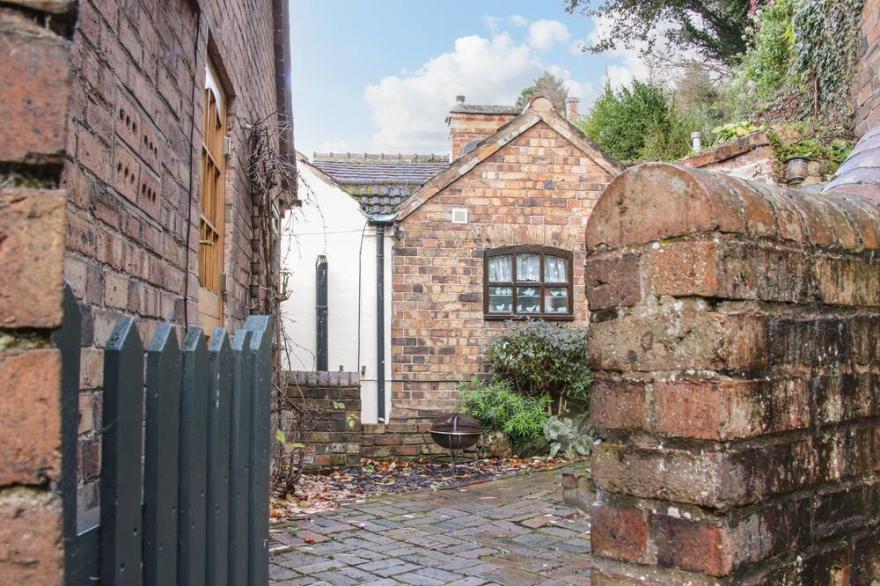 32 CHURCH HILL, character holiday cottage in Ironbridge