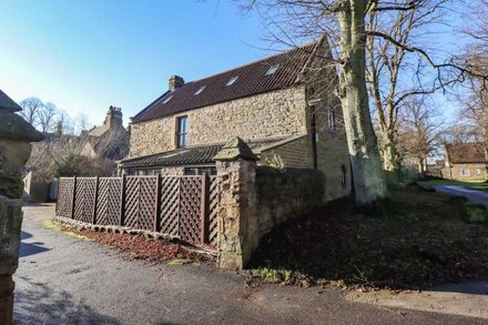 THE GATEHOUSE, pet friendly, character holiday cottage in Mansfield