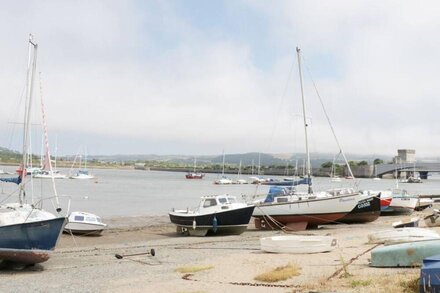 HAVENS END, pet friendly, character holiday cottage in Conwy