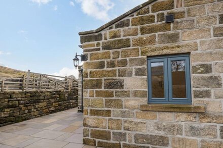 LITTLE ESKLETS, romantic, character holiday cottage in Castleton