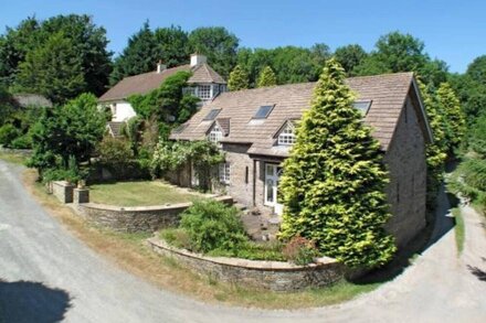 Beautiful 6-Bed Home in Brecon