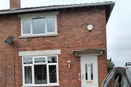 Spacious 3Bed House in Walsall with parking onsite