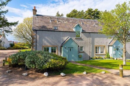 At The Bay: quintessential cottage in St Andrews