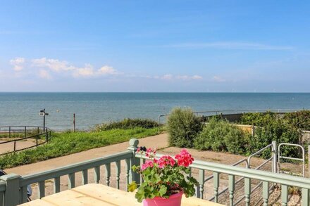 COASTGUARDS VIEW, pet friendly, with open fire in Swalecliffe