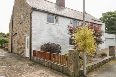 MOODY HOUSE FARM, pet friendly, character holiday cottage in Chorley