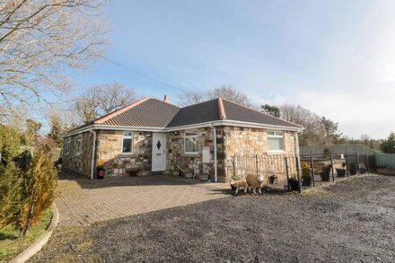 BLACKSMITHS COTTAGE, pet friendly, with a garden in Shilbottle