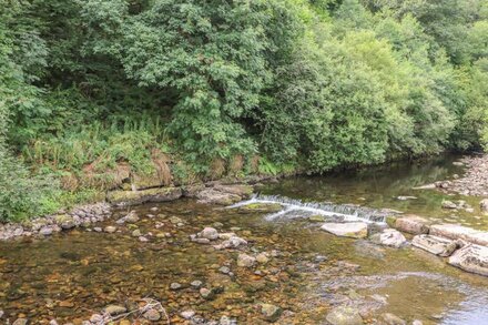 OLD TREDEGAR ARMS, family friendly, with open fire in Cwmtwrch