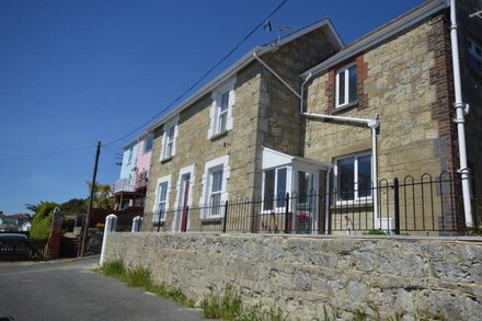 Trelawney -  a cottage that sleeps 6 guests  in 2 bedrooms